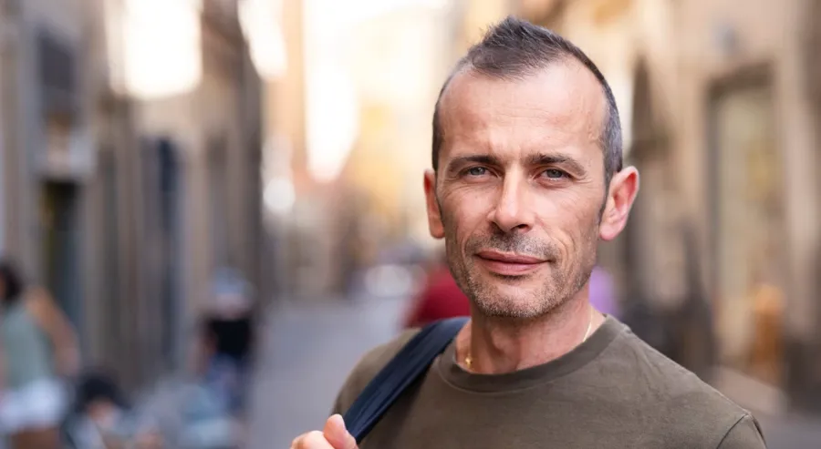 Afbeelding van Andrea. Andrea kreeg in 2022 de diagnose MS. Andrea heeft meerdere keren te maken gehad met urineweginfecties en gebruikt nu Luja om zijn blaasklachten onder controle te houden. Andrea ervaart het voordeel dat hij de katheter niet hoeft te  herpositioneren.