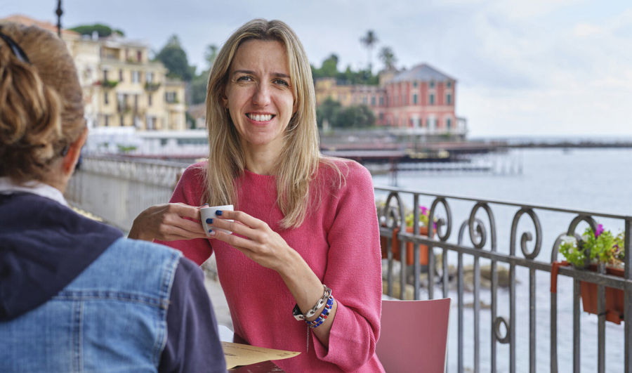 Foto van Elise zittend in een koffiebar. Ze gebruikt Luja Vrouw om haar blaasklachten als gevolg van MS te behandelen.