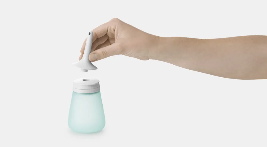 Image of Peristeen Light 250 ml. A hand holds Peristeen Light’s pre-lubricated catheter. Afbeelding van Peristeen Light 250 ml. Een hand houdt de vooraf vochtig gemaakte katheter van Peristeen Light vast.