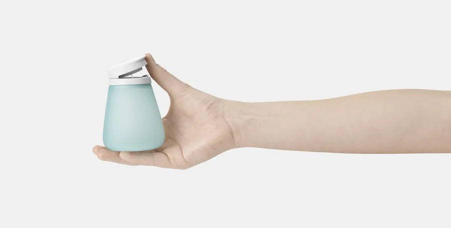 Afbeelding van Peristeen Light 250 ml. Een hand opent het deksel van Peristeen Light. 
