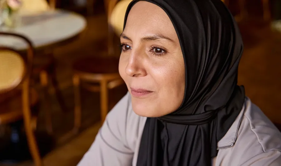 Foto van Fikria zittend in een café. Fikria gebruikt Peristeen Light om haar darmen te reguleren. 