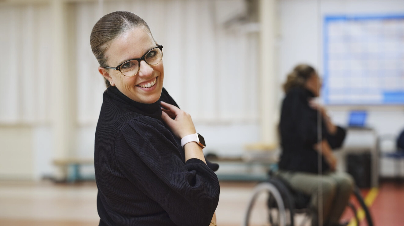 Foto van Marianne in een dansstudio. Marianne is 36 jaar oud en woont in Nederland samen met haar man en hun twee jonge kinderen. 