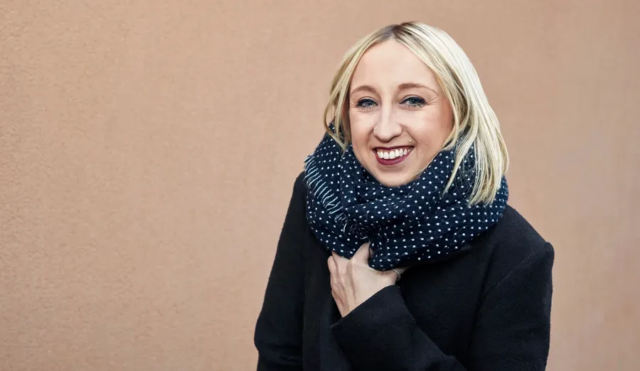Portretfoto van Eva, die leeft met MS en blaasproblemen heeft. MS kan de myeline die je zenuwen beschermt beschadigen en de signalen tussen de hersenen en blaas verstoren, wat leidt tot blaasklachten. 