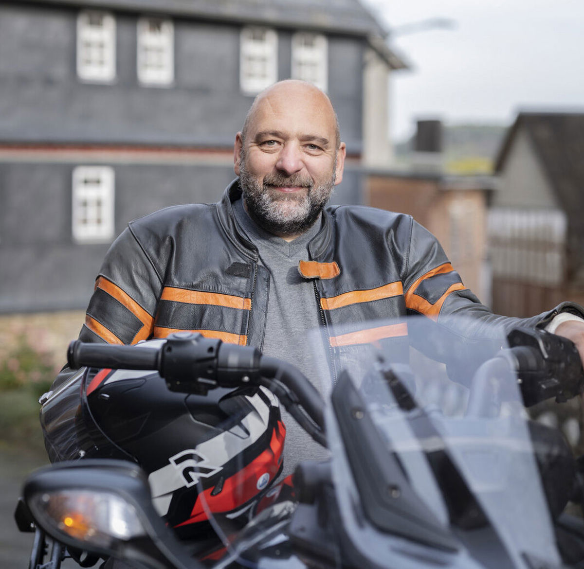 Portretfoto van Michael die op zijn motor zit. Michael leeft met MS en heeft blaasklachten. Hij merkte dat zijn blaas overactief was en dat hij vaker moest plassen dan andere mensen. 